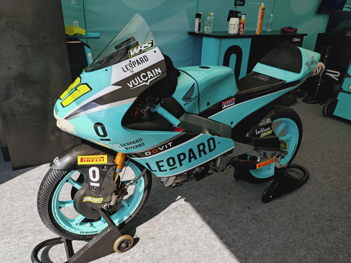 Massa315's tweet image. 最後にLeopardのピットに呼んでいただけました。
アルマンサは最後尾からの５位まで上がったのですが、惜しくも転倒。
フェルナンデスは５位入賞でした。
#MotoGP日本グランプリ 
#Leopardracing