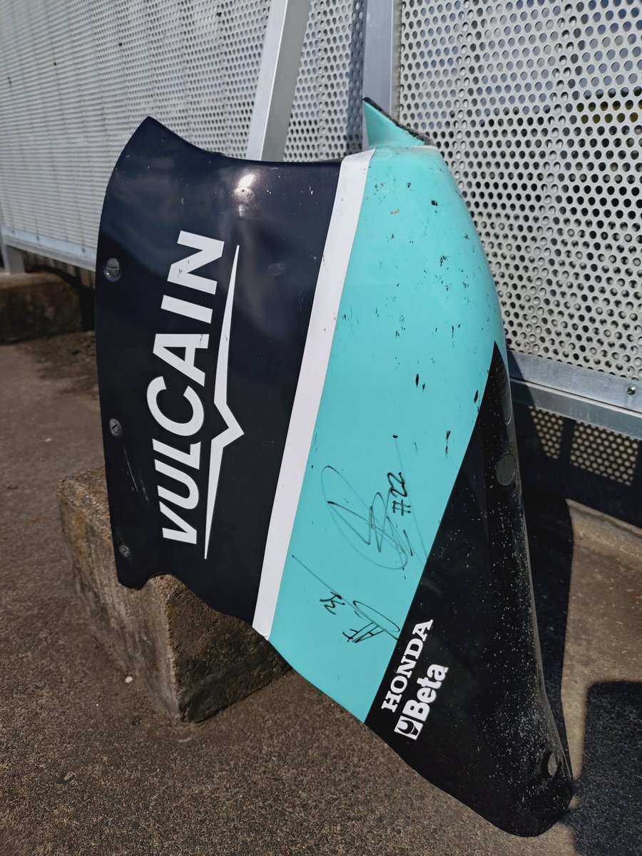 Massa315's tweet image. 最後にLeopardのピットに呼んでいただけました。
アルマンサは最後尾からの５位まで上がったのですが、惜しくも転倒。
フェルナンデスは５位入賞でした。
#MotoGP日本グランプリ 
#Leopardracing