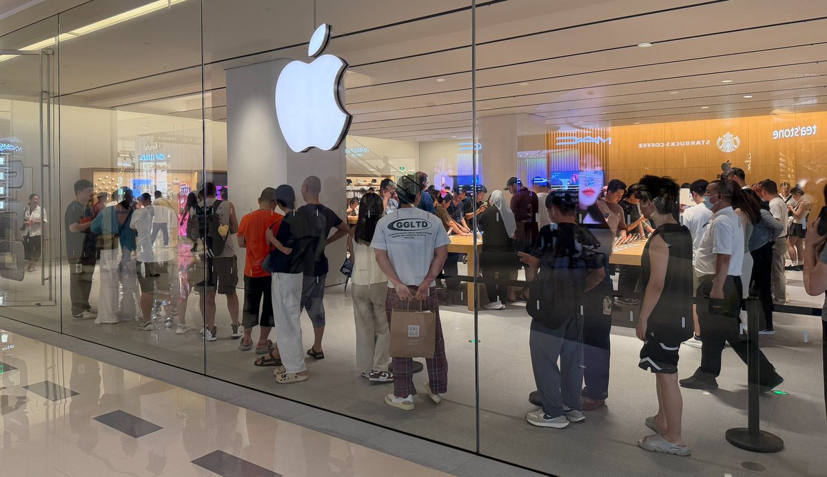 mongkok93's tweet image. 深圳のアップルストアに行きましたが、流石にすごい人。もちろん当日のiPhone17 は在庫なく、購入できませんでした。
#深圳 #AppleStore #万象城