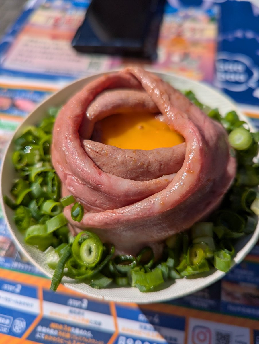 札幌オータムフェスト✨
大通4丁目から11丁目まで様々なお店があって凄かった🤭何を食べるか迷ったけど、今回はコレ！
タコの唐揚げ、ポテト、ザンギ丼☺
月見ローストビーフ丼✨
とても美味しかった😋