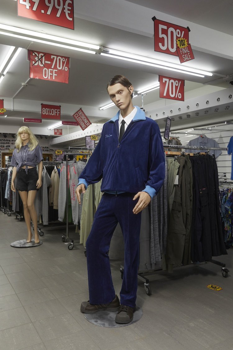 orm_tokyo's tweet image. AVAVAVが商業主義に飲み込まれるファッション業界を風刺した2026 SSコレクション『Soon on Sale』を発表

ormtokyo.com/information/av…

#AVAVAV