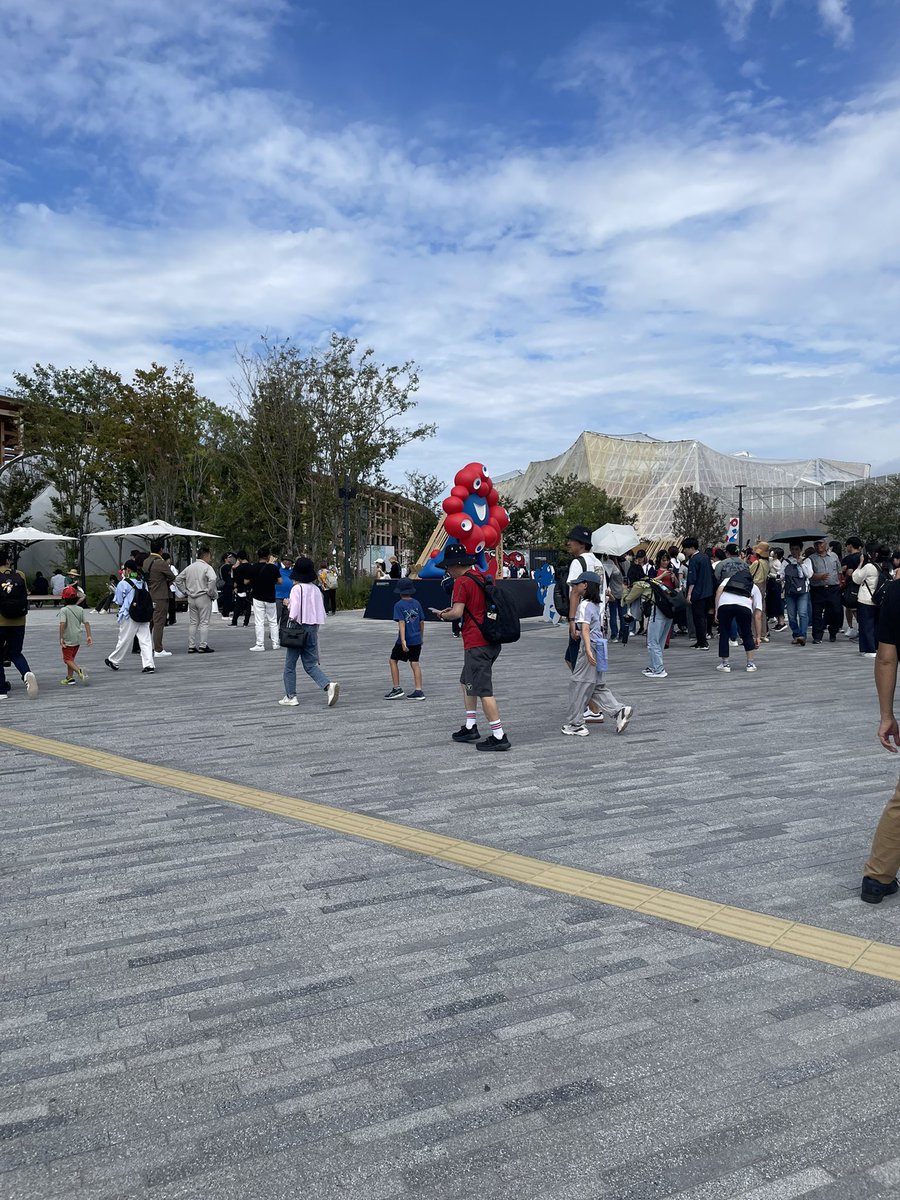 50CC80CLAlRE's tweet photo. 不敵な笑みを浮かべたあやつに会ってきた。
めっちゃ混んでた(；´Д`A https://t.co/PXj3hLf8dj