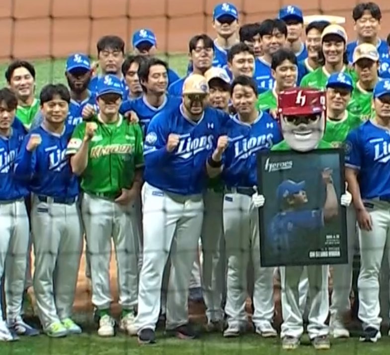 잠만 아 후라도 모자색 볼 사람
모자 바뀌어있는사람개많아