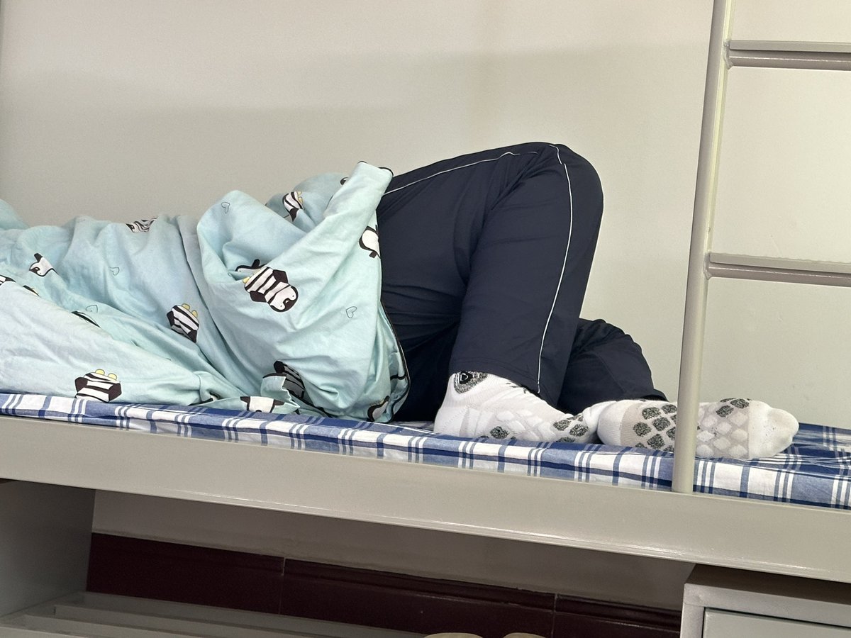 ManoaLenah's tweet photo. 直男祖宗爷的大脚足够碾碎你们的猪脑 https://t.co/hCWUrjCDy9