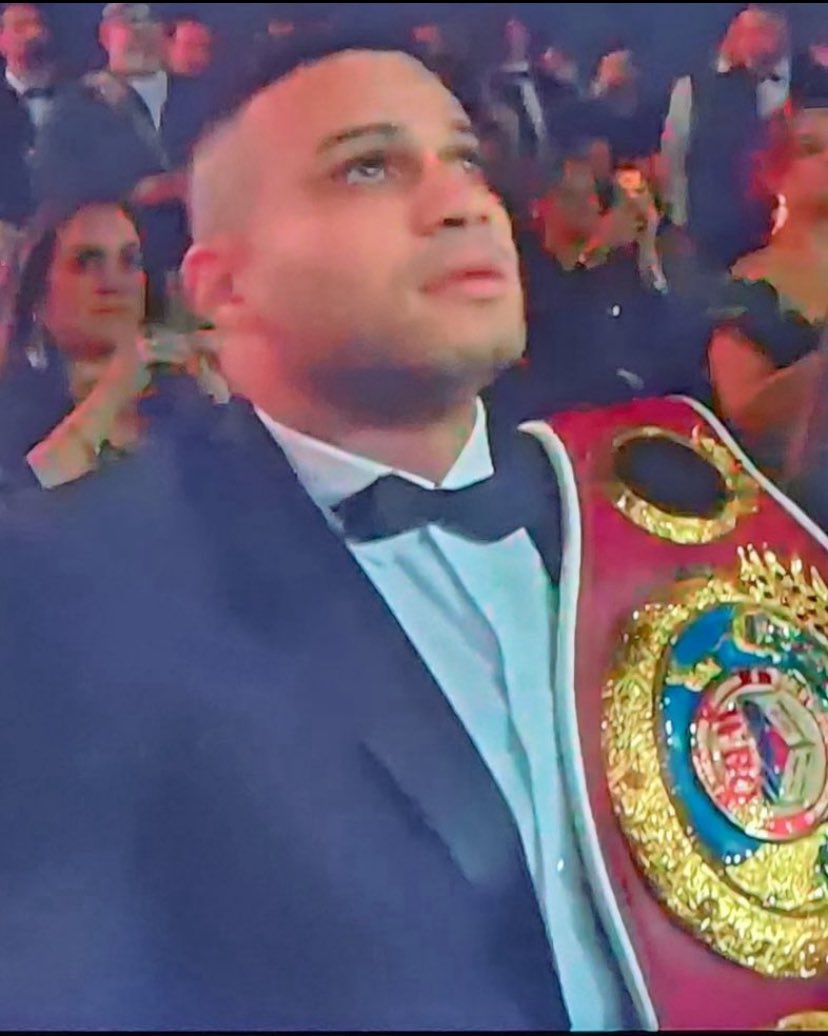 _Oxeee's tweet photo. E no final o garçom foi quem levou pra casa o cinturão por nocaute  🥊 #spatenfightnight https://t.co/XiDlmkHd8X