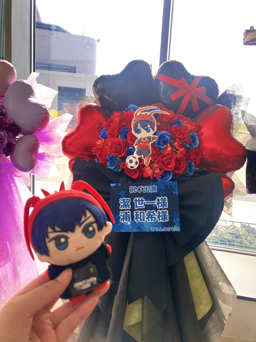 41iseEbi's tweet photo. ブルーロック エゴイストフェスタ2025✨

潔世一様、浦和希様宛にフラスタをりぃ〜ちゃん@himochi_oi と一緒に贈らせていただきました〜！

2階に飾られてました💕

最高に可愛いえびちは「潔くんだよね？…海老？？」と大混乱の友人に描いてもらいやした大感謝🫶

#エゴフェス
#エゴイストフェスタ https://t.co/NFOCkM6UzZ
