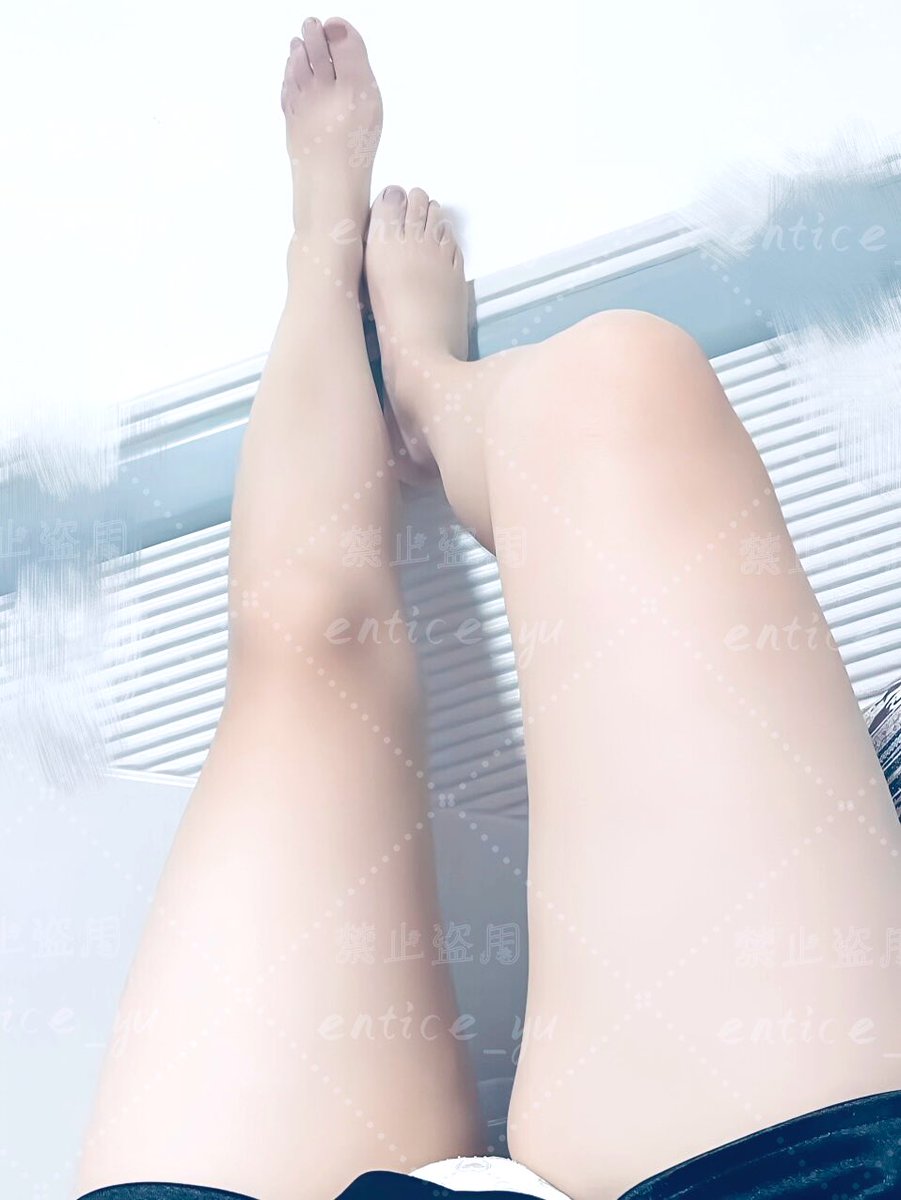 看着这双玉腿，你能忍住不细细把玩一番？然后将她温柔却霸道地压在身下，任由那双腿紧紧缠绕腰间，尽情驰骋？😏