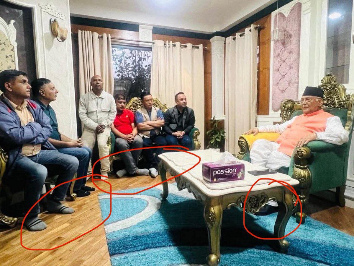 MaheshRajMadai2's tweet photo. मालीक छालाको जुत्तामा दासहरु जुत्ता बाहिरै फुकालेर मोजामा 😂
#झोले #झोले #Jhole https://t.co/RUpRwc0i2o