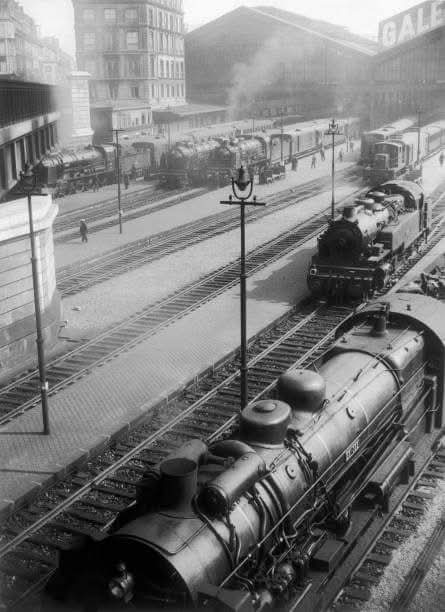 Quel pacte faustien du ferrovipathe lui permettrait de retrouver la dense ambiance =>#vapeur de =>#Paris =>#gareSaintLazare quand chaque quai se préparait au départ d'une rame ? Ici en 1930, encore Etat.
📷Keystone-France, source : Paris Paname <a href="/ParisAMDParis/">Paris Paname 😊</a> sur X.