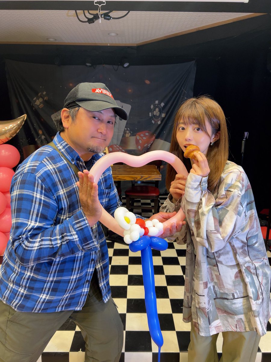 昨日は #オワライバー 鑑賞会にご来場いただいた皆さんありがとうございました！！
貴重なお話したくさん聞けました✨
主演のさんちゃん、クロワッサンガール？🥐笑
そして冨田監督はウルトラマン撮影されてた方ということで、ウルトラマンバルーンとしゅわっち⭐︎😆📸