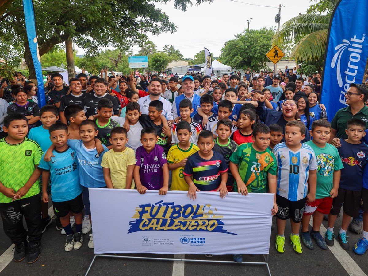 ACNURElSalvador's tweet photo. ⚽✨ 4.ª edición del torneo de #FútbolCallejero: transformando comunidades a través del deporte. 

Desde 2022, este torneo ha unido a miles de jóvenes en comunidades donde antes la violencia dificultaba la convivencia. 🏘️🥅 https://t.co/PJ0eYqHFhP