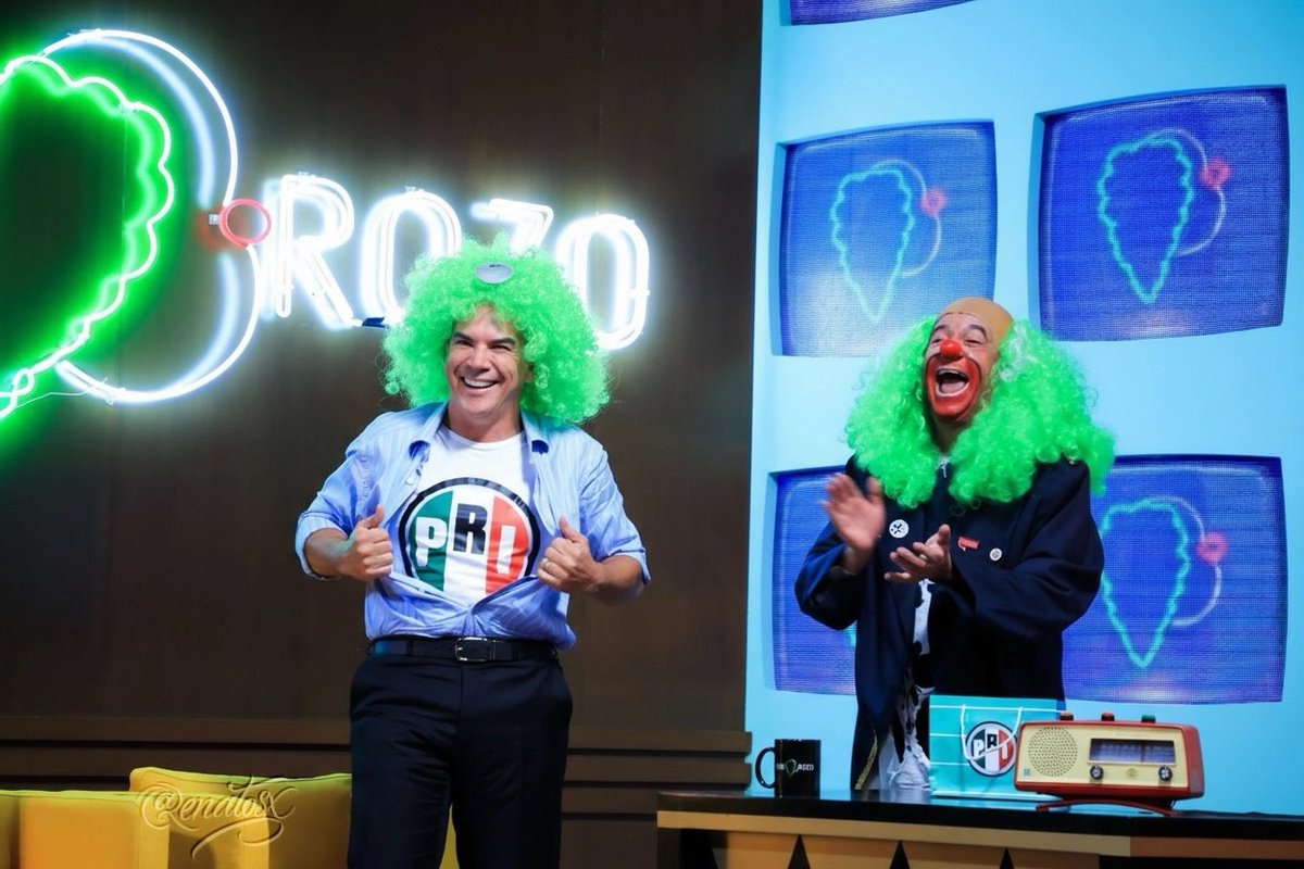 VAYA VAYA 

Brozo en 2020 después de insultar a AMLO: “Al poder se le revisa, no se le aplaude”

//

También Brozo en 2025: *Le aplaude a ALITO*

Das lástima mercenario <a href="/brozoxmiswebs/">brozo xmiswebs</a> (<a href="/V_TrujilloM/">Víctor Trujillo</a>)