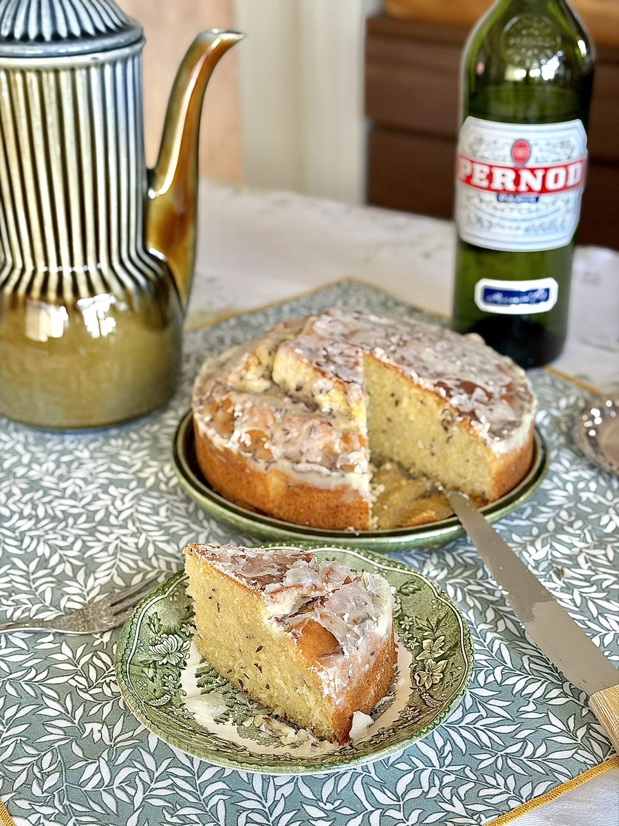 今日はゴッホで有名なアブサンの代替品ペルノを使ったシードケーキがおやつですわ〜 ！
 
キャラウェイとアニスの香りがとっても美味しいですわ〜！！
砂糖コーティングもシャリシャリしてていいアクセントですわね

シードケーキって素朴で秋っぽい名前でこの時期になると食べたくなりますわね〜〜〜