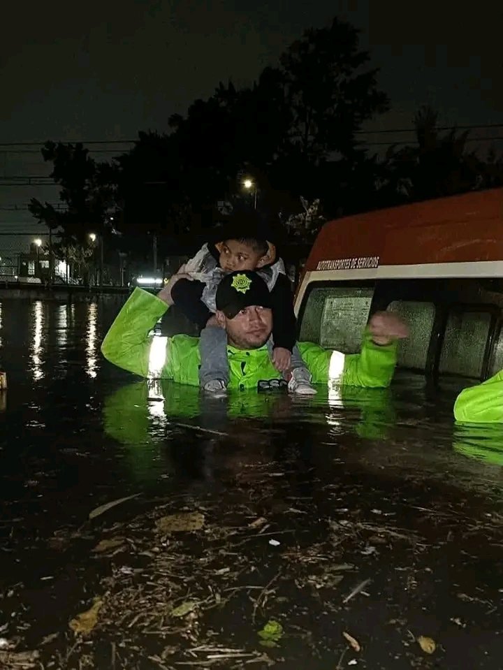 Así luce este Sábado la Calzada Ignacio Zaragoza en Iztapalapa #CDMX después de una fuerte tormenta que provocó severas inundaciones en carriles centrales y laterales, generando caos vial en la zonas aledañas.