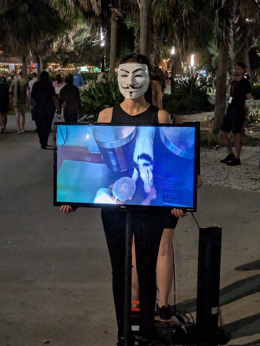 TomiKordic's tweet image. Cube of truth Tampa. #vegan #anonymousforthevoiceless