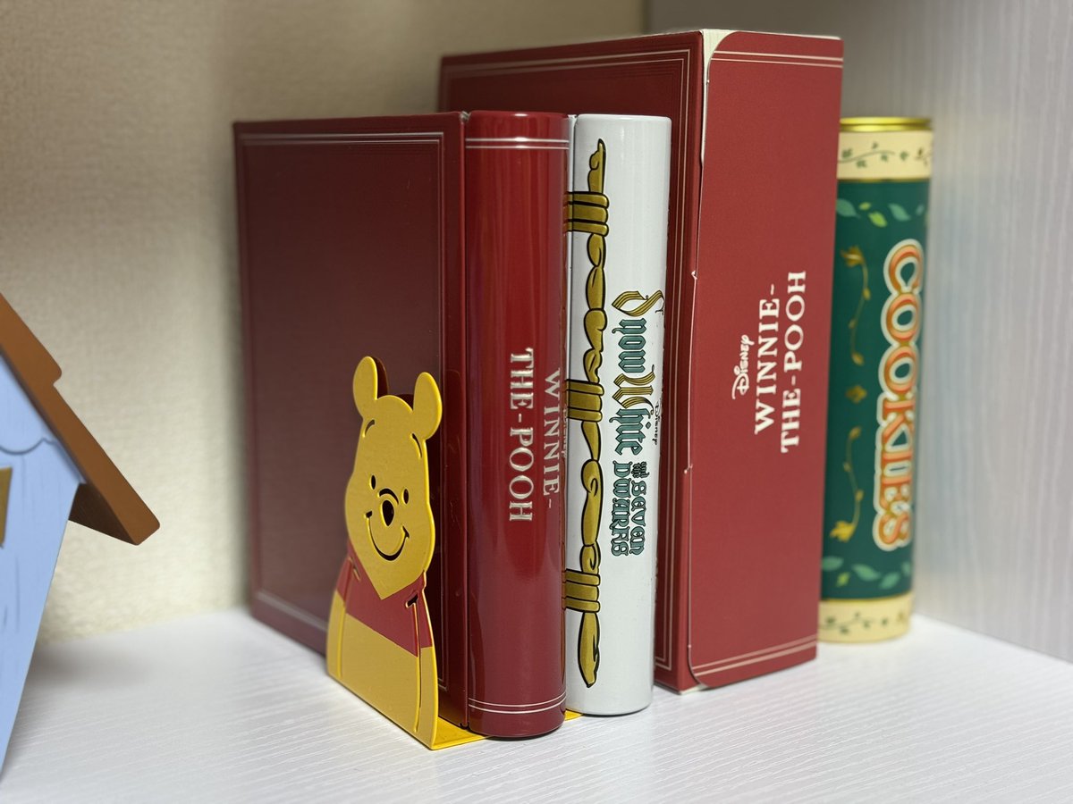 ディズニーストア 新作ブック型スイーツ缶❣️ プーさんなんですよ