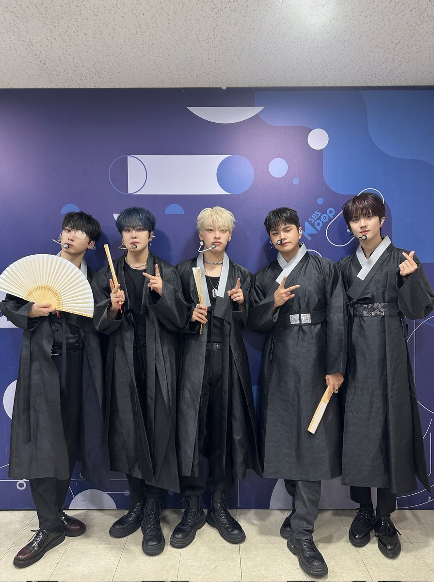 TheKingDom_GF's tweet photo. [👑]

250928 SBS 인기가요

…와 이거다.더킹덤 화월가 레전드찍었다.아 어지럽다이거.와.

#TheKingDom #더킹덤 #TKD
#the_flower_of_the_moon #화월가 https://t.co/66EruBf8FJ