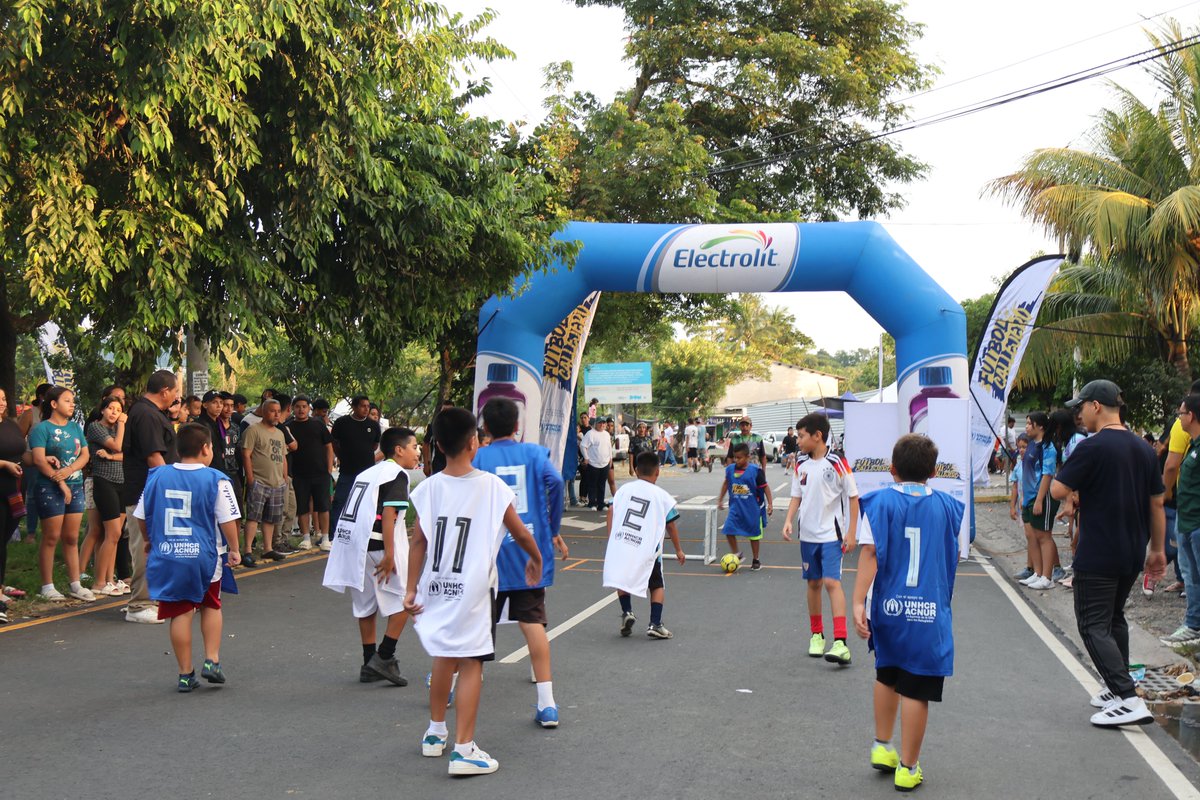 ACNURElSalvador's tweet photo. ⚽✨ 4.ª edición del torneo de #FútbolCallejero: transformando comunidades a través del deporte. 

Desde 2022, este torneo ha unido a miles de jóvenes en comunidades donde antes la violencia dificultaba la convivencia. 🏘️🥅 https://t.co/PJ0eYqHFhP