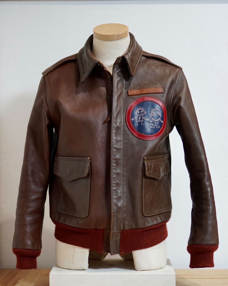 uYAlMX9xAJ60230's tweet image. #canyonleathercraft #キャニオンレザークラフト #a2jacket 2色の融合と息子の絵のパッチ、ぼくにとって最高でしかないわ