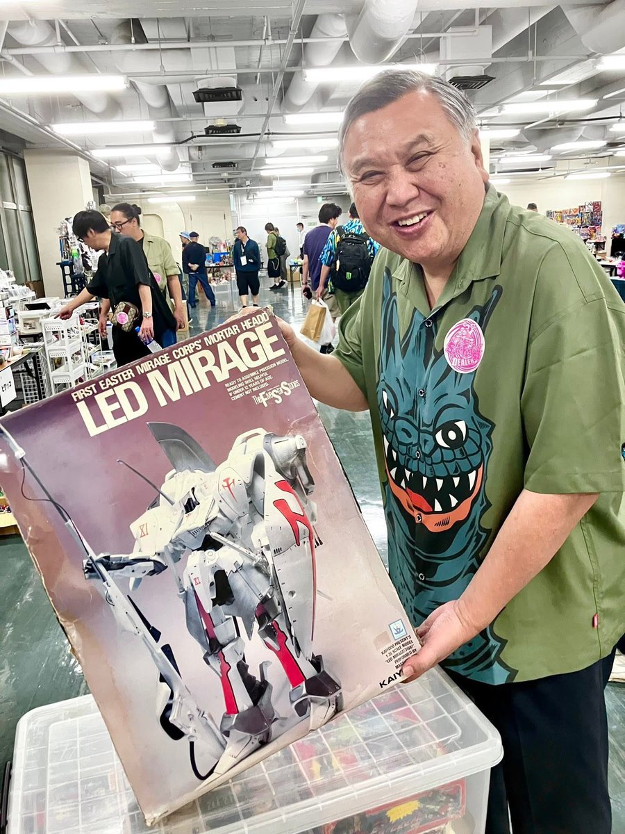 sennmusann's tweet photo. 本日のスーパーフェスティバルでの戦利品。

もう海洋堂にも残っていない完品の伝説的なソフトビニール￼35分の1レッドミラージュ。
この模型の詳しい解説はそのうちセンムチャンネルで。
￼#ファイブスター物語
＃海洋堂 https://t.co/qLTYNzGrbg