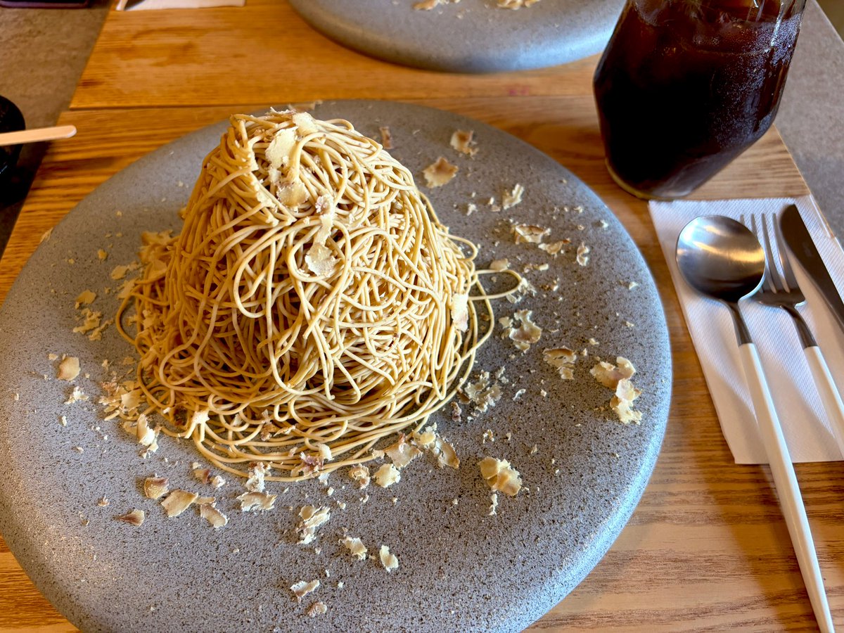 it921112's tweet image. 今日は布橋一丁目にある『栗歩と芋こ浜松店』さんで和栗モンブラン（雅）を頂きました🍽️
複数の高級和栗を使用しており、目の前で削ってくれます👀
渋みのある栗と中の甘いメレンゲとの相性がバツグンです🌰✨
接客も丁寧で落ち着いた雰囲気でした！
駐車場が2台分のみなので、そこは注意が必要です🚗