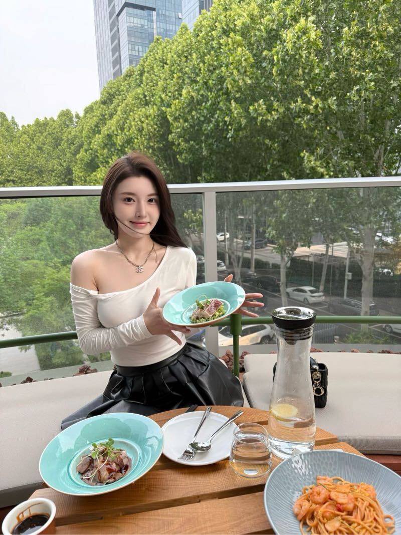 福利姬灵灵全球cos外围经济（全国独家资源）分享的黄推图片2 - 网红私拍内容