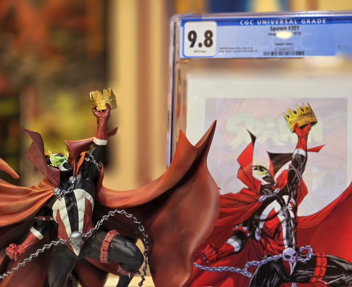 TheSpawnHunter's tweet image. When the statue meets the cover! From The One and Only: SpawnHunter Collection! #Spawn #SpawnHunter #SpawnHunterCollection