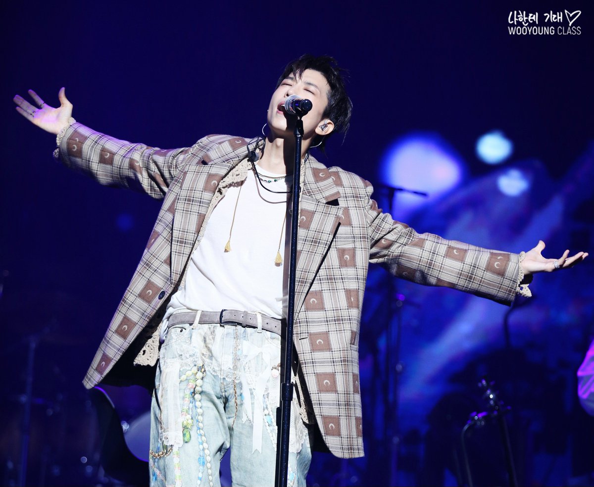 wy_class0430's tweet photo. 2025 Jang Wooyoung Concert 
장우영 콘서트 <𝐡𝐚𝐥𝐟 𝐡𝐚𝐥𝐟> 🎆🌿
250927 - DAY 1 
💙
#우영 #WOOYOUNG #halfhalf
#2025_JangWooyoung_Concert https://t.co/QuDBSBEC7C