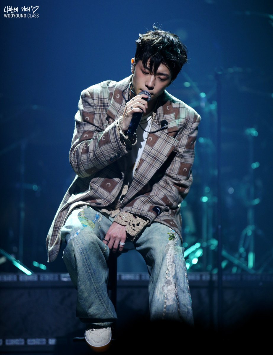 wy_class0430's tweet photo. 2025 Jang Wooyoung Concert 
장우영 콘서트 <𝐡𝐚𝐥𝐟 𝐡𝐚𝐥𝐟> 🎆🌿
250927 - DAY 1 
💙
#우영 #WOOYOUNG #halfhalf
#2025_JangWooyoung_Concert https://t.co/QuDBSBEC7C