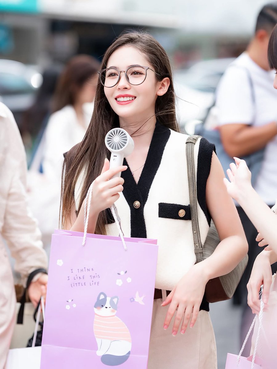 YOU062905842311's tweet photo. #beSOSlife
#SOSFlagshipStore
#NiKYWarinrat #NikyQRRA
#QRRA #TPOP #Thailand #GirlGroup https://t.co/gDj8VBkvwu