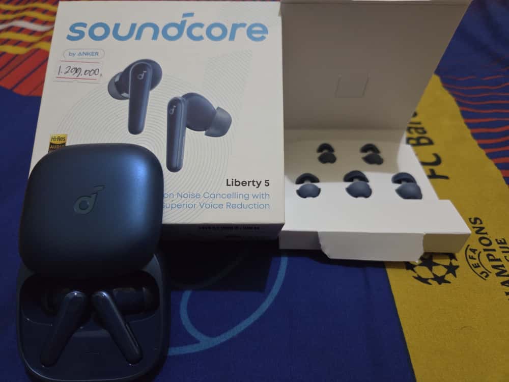 HeryPR's tweet photo. WTS Anker Soundcore Liberty 5 - Blue
✅ Fullset lengkap (Kabel Charge, Kartu Garansi, Box) ✅ Like New, unit masih mulus dan berfungsi sangat baik. Pemakaian baru 3 bulan.
💰: Rp 750.000, bisa nego. COD only di BSD/Tangsel/Jakarta. Minat bisa DMya  #jualtws #soundcore #zonauang https://t.co/haYHD88KH7