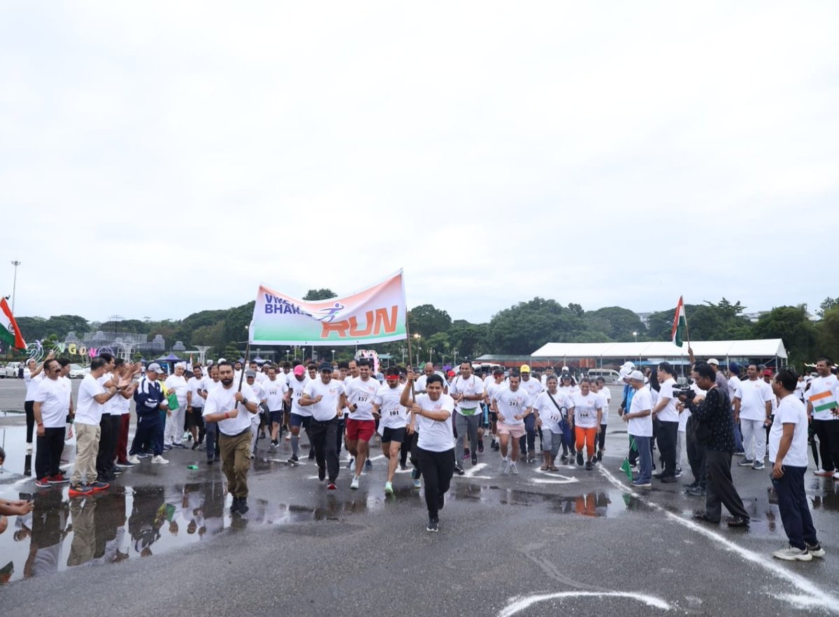 IndiainMyanmar's tweet image. The #ViksitBharat Run 2025 we held today at iconic People&apos;s Park with the majestic Shwedagon Pagoda overlooking it,celebrating the spirit of unity, progress &amp;amp; health, was attended by over 300 enthusiastic participants comprising of Indian diaspora &amp;amp; numerous Myanmar friends (1/3)