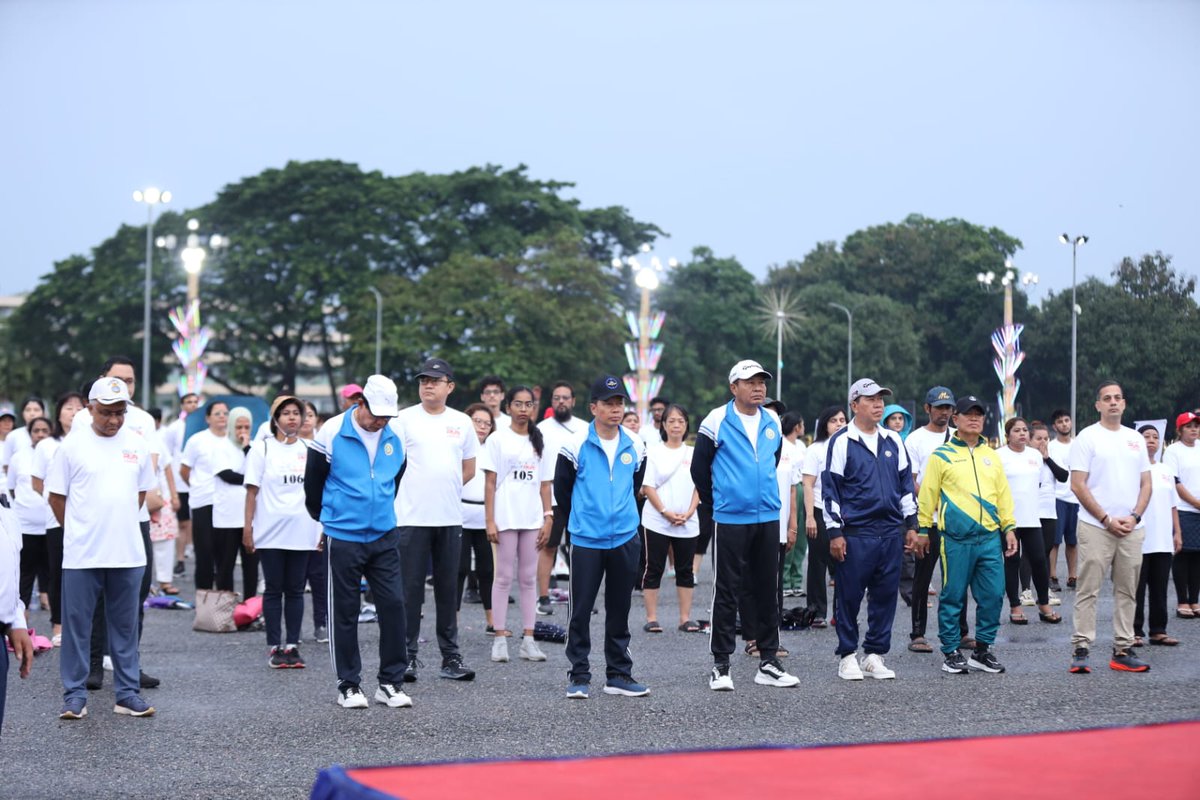 IndiainMyanmar's tweet image. The #ViksitBharat Run 2025 we held today at iconic People&apos;s Park with the majestic Shwedagon Pagoda overlooking it,celebrating the spirit of unity, progress &amp;amp; health, was attended by over 300 enthusiastic participants comprising of Indian diaspora &amp;amp; numerous Myanmar friends (1/3)