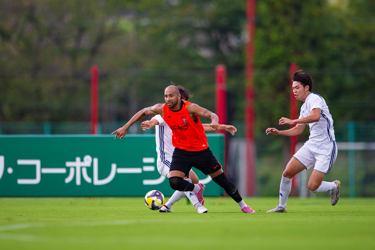 URAWA RED DIAMONDS サッカーウェア XL 青 URAWA RED DIAMONDS サッカーウェア XL 青 2/18(金)Jリーグ開幕に