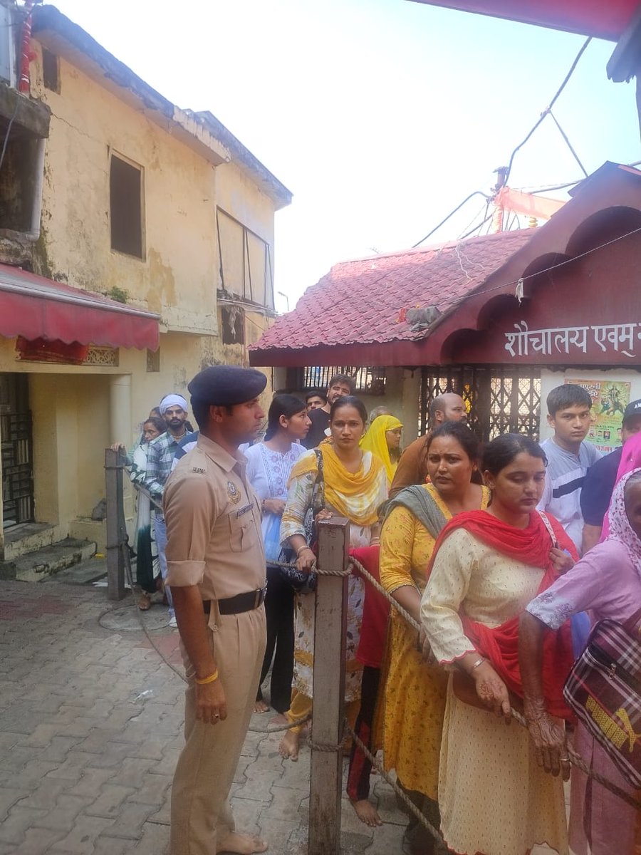 DehraPolice's tweet image. "श्रद्धालुओं की सुरक्षा, हमारी सर्वोच्च प्राथमिकता 🙏
शरद नवरात्रों पर मां ज्वालामुखी मंदिर मे भक्तों की सेवा में सतत तैनात हिमाचल पुलिस 🚓🙏
शांति, श्रद्धा और सुरक्षा—तीनों का संकल्प!"
#DehraPolice 
 #SafePilgrimage #DevotionAndDiscipline #HPPoliceOnDuty