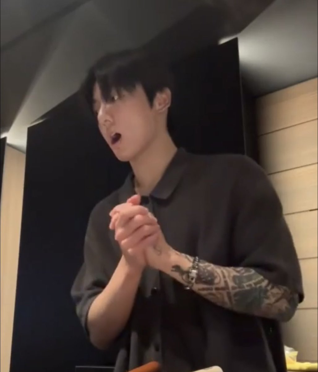 __JJKS__'s tweet photo. 귀엽게 깨닫는 정국이 https://t.co/D31skcTm5Z