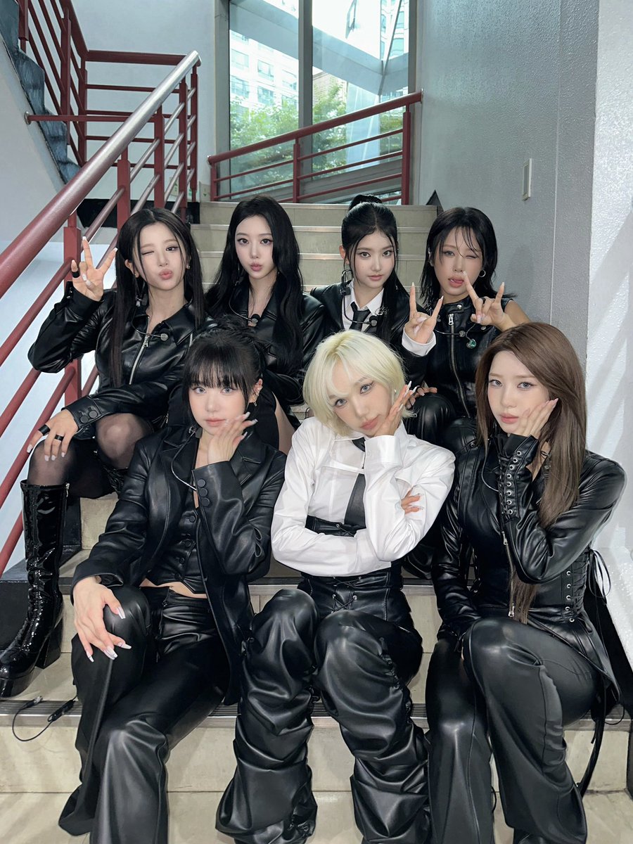 BADVILLAIN_BPM's tweet photo. [#BADVILLA_ON] 📸

250928 인기가요 완료✨

빌리온의 큰 함성🔈으로 마무리한 배드빌런의 ‘THRILLER’ 무대
앞으로도 배드빌런과 함께해주세요🖤

#BADVILLAIN #배드빌런
#THRILLER https://t.co/pOC2sYhxEc