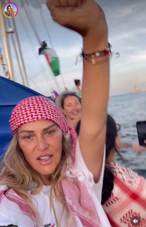 🔴 Une participante de la flottille pour Gaza nie les meurtres et les viols commis par le Hamas le 7 octobre
Ana Alcalde, membre espagnole de la flottille pour Gaza, surnommée "Barbie Gaza", a nié les atrocités commises par le Hamas le 7 octobre. "C'est un canular qu'ils aient