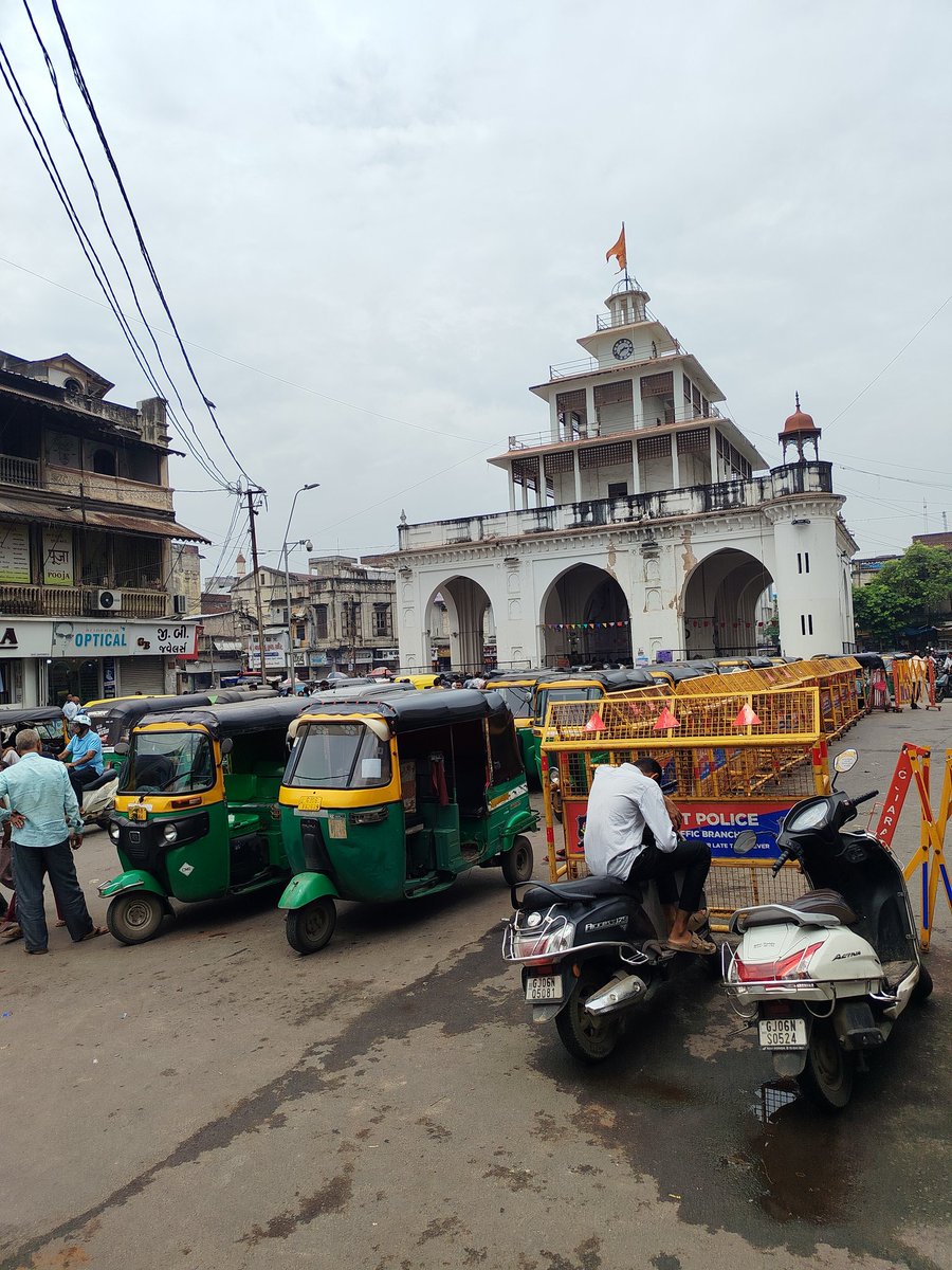 Horrible traffic jam due to illegal riksha stand near mandvi, Vadodara 
Pl improve traffic system 
<a href="/VMCVadodara/">Vadodara Municipal Corporation</a> <a href="/Vadcitypolice/">Vadodara City Police</a>