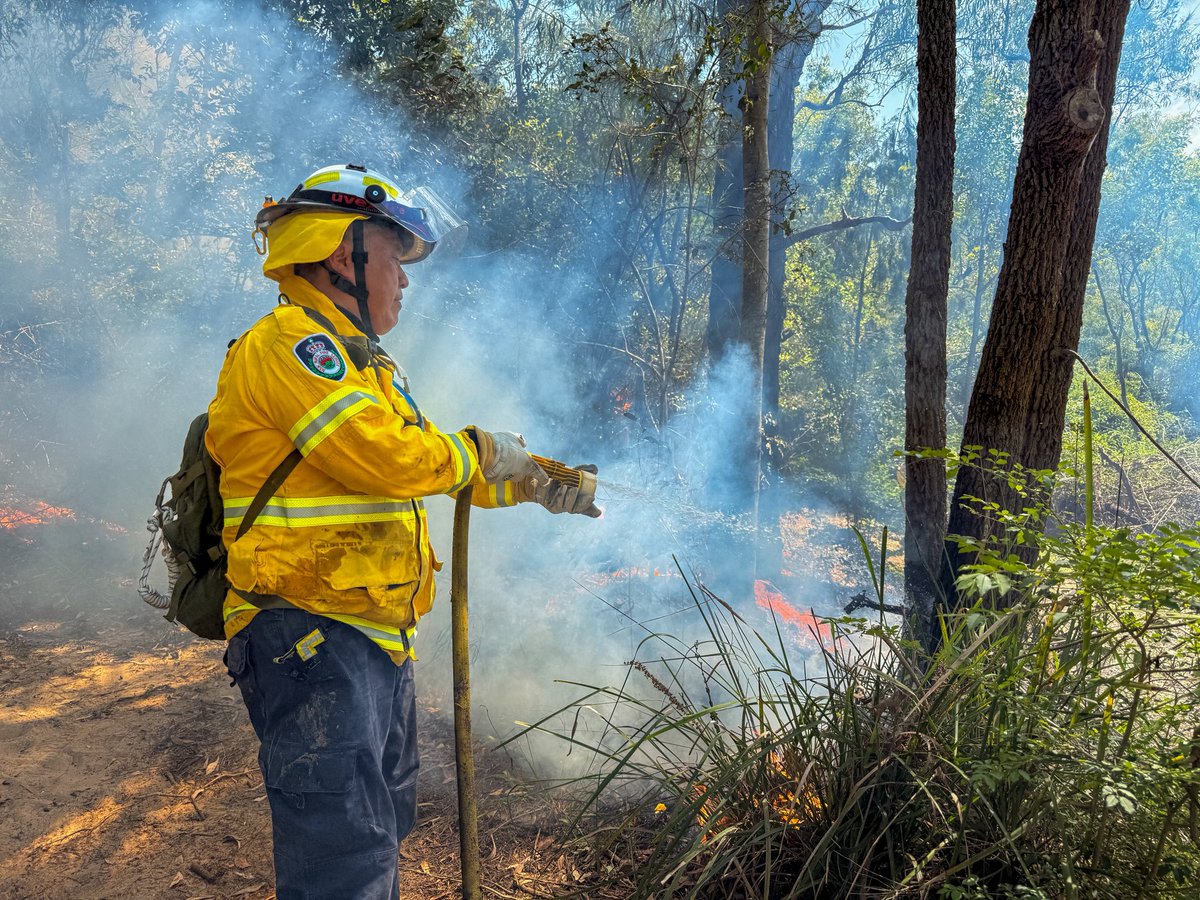 jamesmorrisau's tweet photo. Day for it! Great effort by the crews in the Hornsby/Ku-ring-gai District, who today undertook a hazard reduction burn on Milson Island with not a single fire truck; a few boats, but all done by hose lay, portable pumps and McLeod tools. #nswrfs https://t.co/sIY1awdsDD