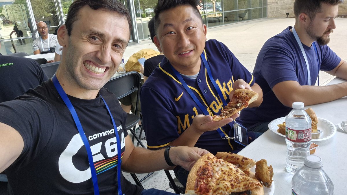 FrancescoCiull4's tweet image. Eating pizza with @shashiwhocodes at @CommitYourCode was not on my 2025 bingo card.

#CYC2025 #cyc