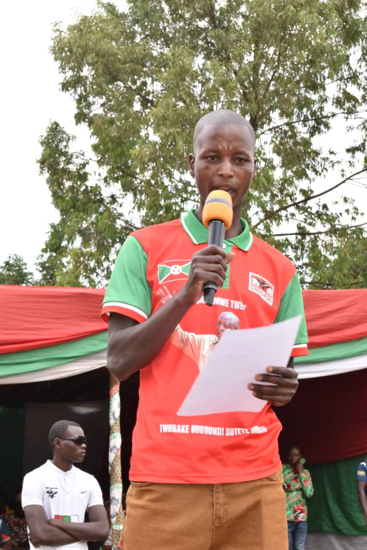 ABPInfos's tweet photo. 3/3 Ferdinand Habimana a félicité la zone #Gakere, reconnue comme zone modèle dans la promotion de l’avocat, d’où son surnom de zone #Karorero. Il a rappelé que @PButanyerera a l' ambition d’exporter un million de tonnes d’avocats d’ici 2030. https://t.co/BzcCn8gmD5