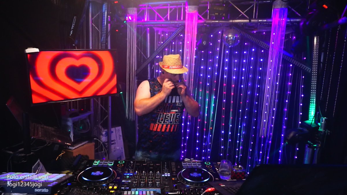 Freitag 🔥
Mega toller Stream mit vielen neuen Zuschauern 🥳
Die Fam-Community hat wieder richtig abgefeiert 🙌❤️
Ein fettes Dankeschön für den Raid von @djmoecki &amp; @mr_bluemi 🙏💜
Schaut unbedingt auch mal bei den Kollegen auf Twitch vorbei 🎮✨