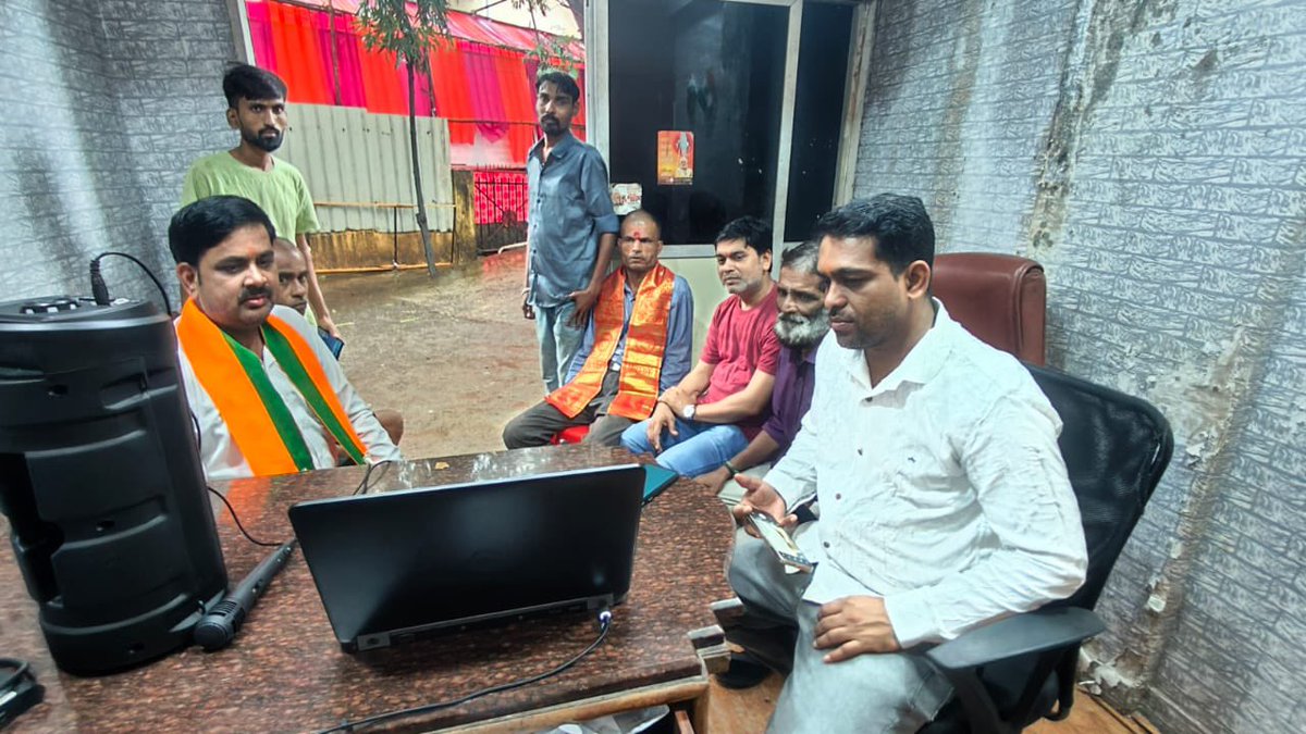 bjpmanishtiwari's tweet photo. देशाचे लोकप्रिय पंतप्रधान मा.@narendramodi जी यांचा देशवासियांशी संवाद मा. पंतप्रधानांच्या ‘मन की बात’चा आज 126 वा भाग प्रसारित होत असताना #MannKiBaat कार्यक्रम मुलुंड विधानसभेत माझ्या जनसंपर्क कार्यालयात आयोजित करून सर्व नागरिकांसोबत या ऐतिहासिक क्षणाचा साक्षीदार झालो! https://t.co/1mFm4ZaxKd