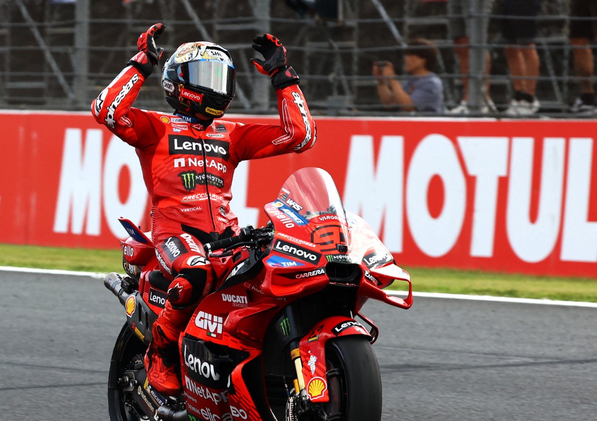 👑 ¡¡¡EL REY HA VUELTO!!! 👑

¡¡Marc Márquez, campeón del mundo de <a href="/MotoGP/">MotoGP™🏁</a> en Japón!!  

9⃣ Séptimo título de MotoGP, noveno en total, con lo que iguala a Valentino Rossi

rtve.es/n/16742000/ por <a href="/martamesonero/">Marta</a>