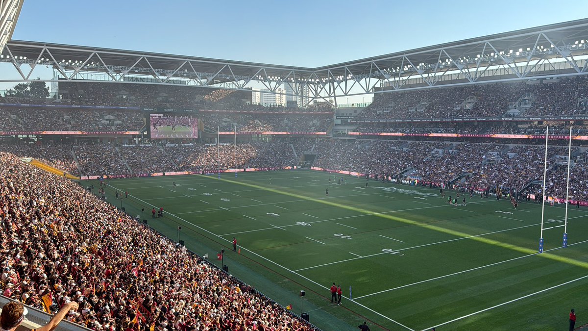 rubyblue70's tweet image. Lang Park is turning it on. Up the Broncs! #NRLBroncosPanthers