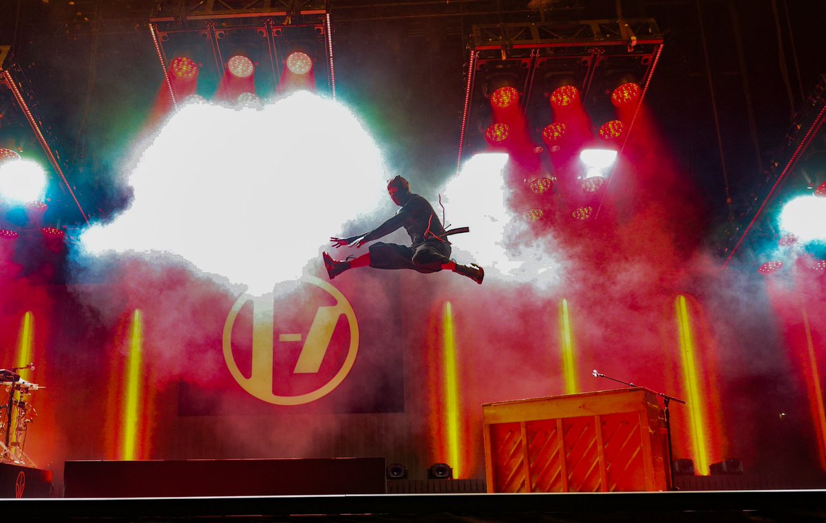 i99Radio's tweet photo. Introducing @twentyonepilots tonight at HersheyPark Stadium

#BreachHershey

📸 By @rjnsmith https://t.co/iO6d6P6lNx