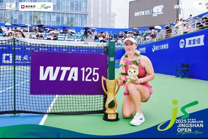 Not_Esportivas's tweet photo. WTA125!
Parabéns a tenista campeã a neozelandesa Lulu Sun (🇳🇿) que conquistou o @WTA 125 de Jingshan na China, conquistando o primeiro título de @WTA 125 na carreira 
#WTA #WTA125 #Tennis #JingshanOpen #LuluSun https://t.co/FoENwtLWis