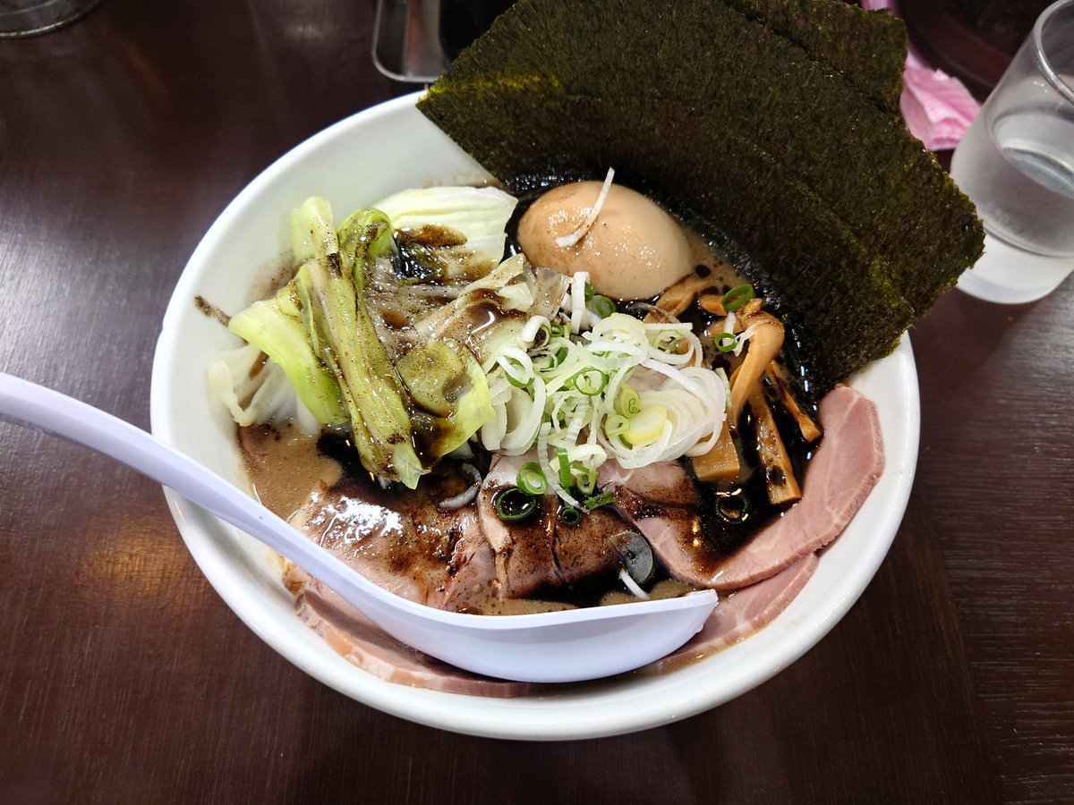 とんでもなく濃すぎる煮干しラーメン食べた