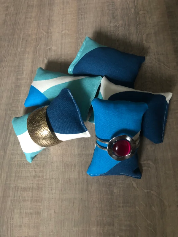 sjuulien's tweet photo. Je armbanden bij elkaar en keurig opgeruimd!
kies voor onze displays, handig en eenvoudig in gebruik.

Etuis &amp; displays | https://t.co/jpgu0jSqBp
Staat je kleur of thema er niet bij? Ook deze maken we voor je persoonlijk in jouw favoriete kleur. 

#sieraden #armbanden #armband https://t.co/KxWFWdzPuN